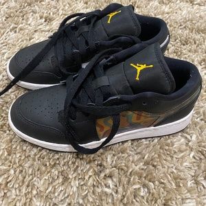 Kids black and white Jordan’s 4y